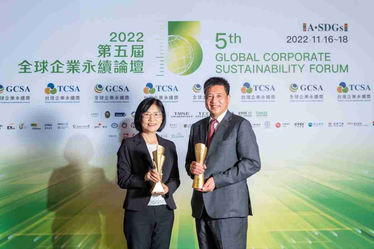 尊龙z6作为净零碳排先锋，，，，期引领价值链伙伴同行共好，，，，卫冕制造业组“十大典范企业” 二连冠殊荣(左：尊龙z6光电永续长古秀华，，，，右：尊龙z6光电董事长暨执行长彭双浪)