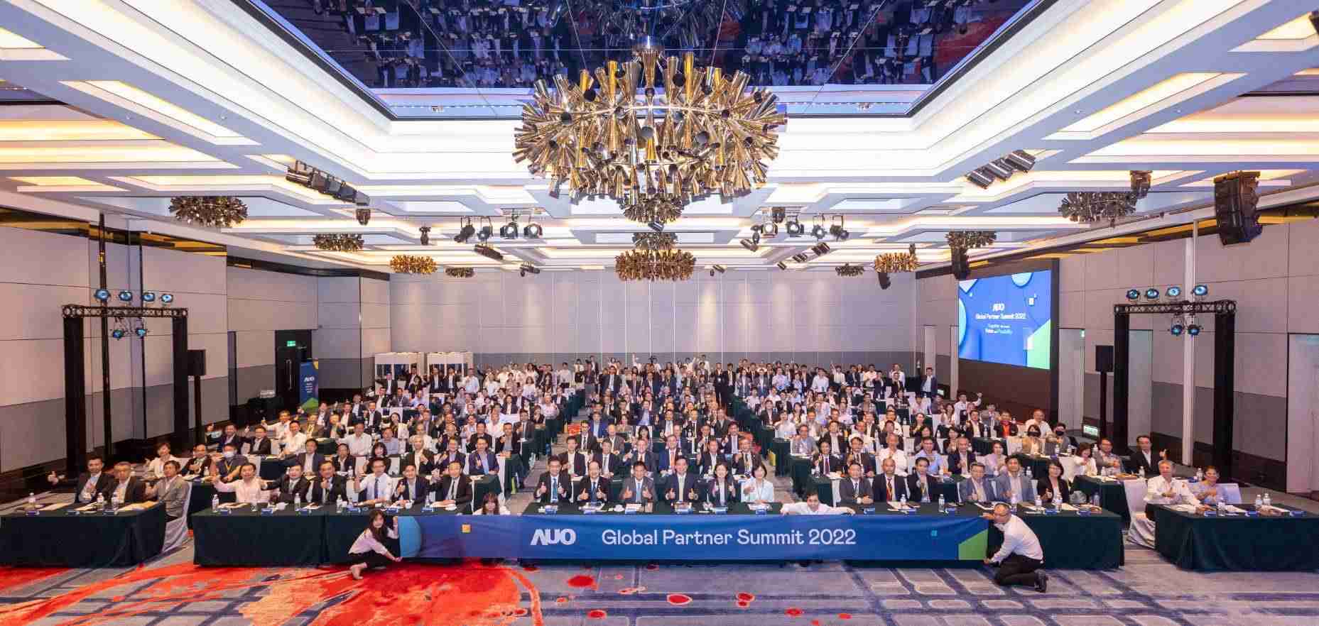 友達推動「安心、、、、創新、、、、用心、、同心、、、盡心」五星職旅，，為菲籍員工打造全方位照護，，，，首度贏得「人權實踐與發展領袖獎」殊榮