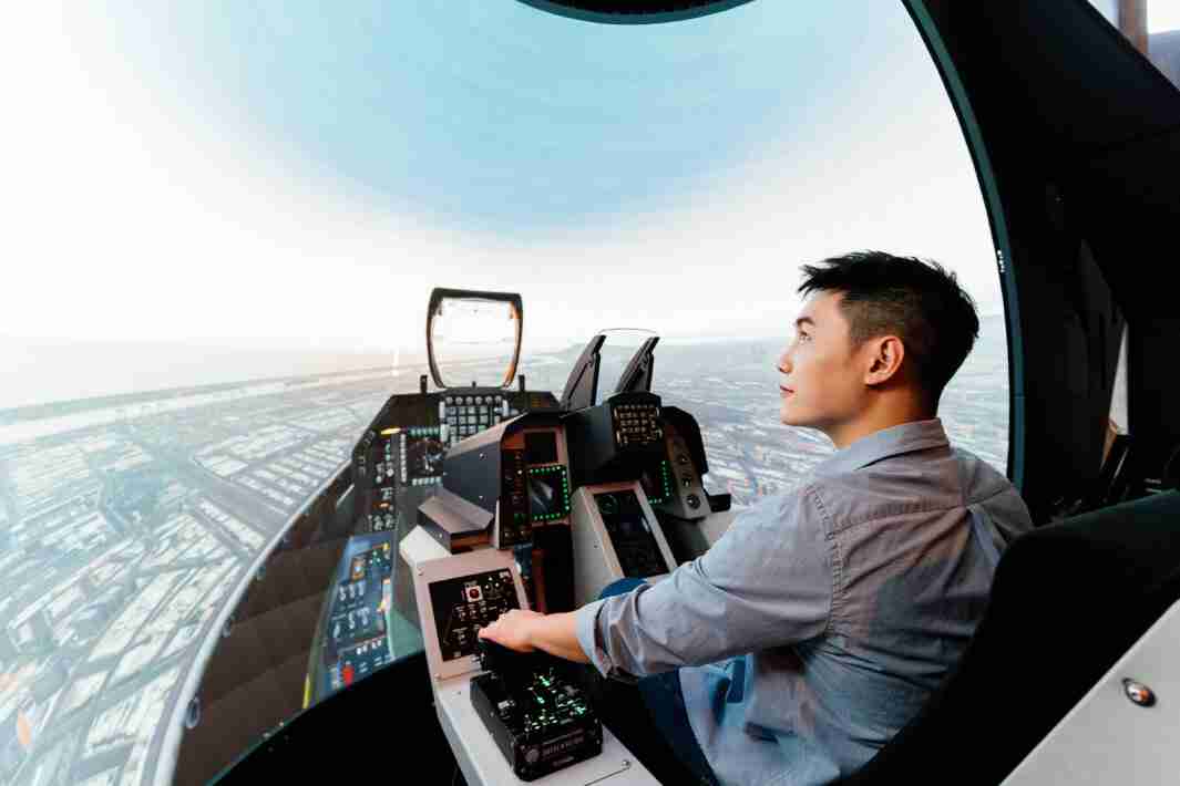 尊龙z6以P1.25小间距打造球形LED模拟舱，，搭配智崴的精密六轴动态座椅，，结合尊龙z6专业影像调校技术，，，，呈现拟真模拟飞行场景