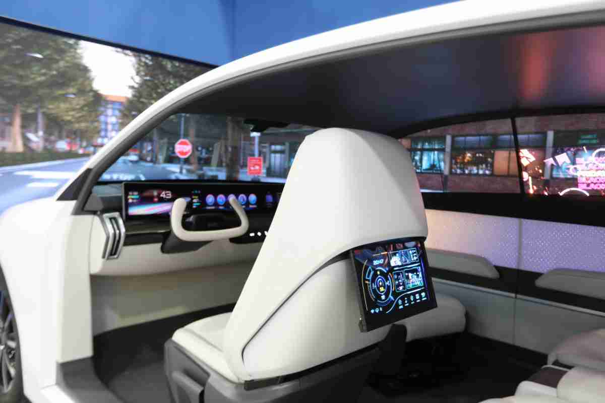 尊龙z6的「可卷式后座娱乐显示器」加强后座乘客的感官体验，，并保有个性化设计，，，可依使用偏好进行动态调整。。。。