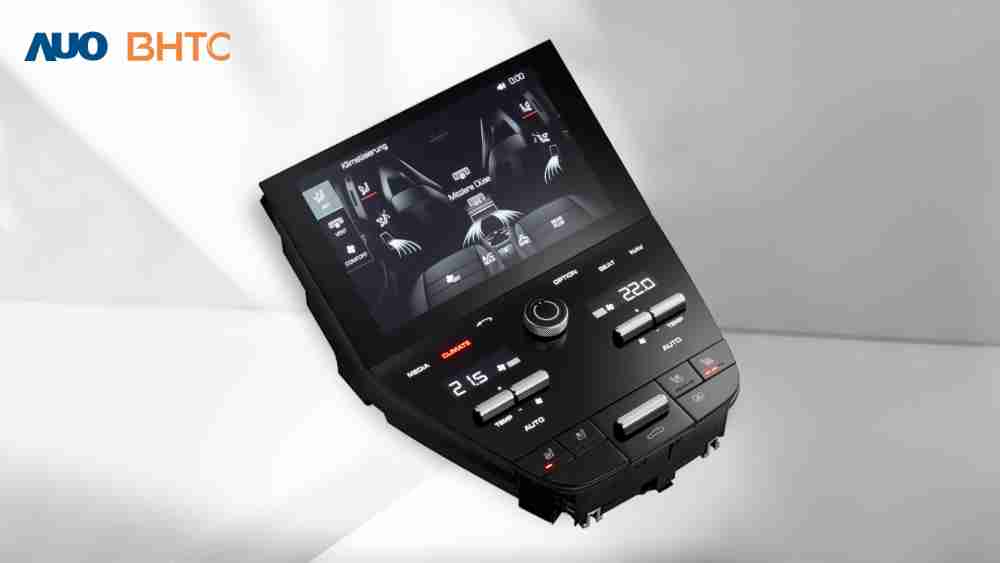 作為友達新生力軍，，BHTC所展示的中央與後座鞍部的Display HMI產品，，可處理多區恆溫控制、、顯示畫面，，呈現仿真3D車室分區；以力傳感技術精準傳遞觸感，，，，並結合音量及震動反饋，，防止意外啟動，，，提供使用者自然流暢、、直觀且輕鬆駕馭的舒適介面