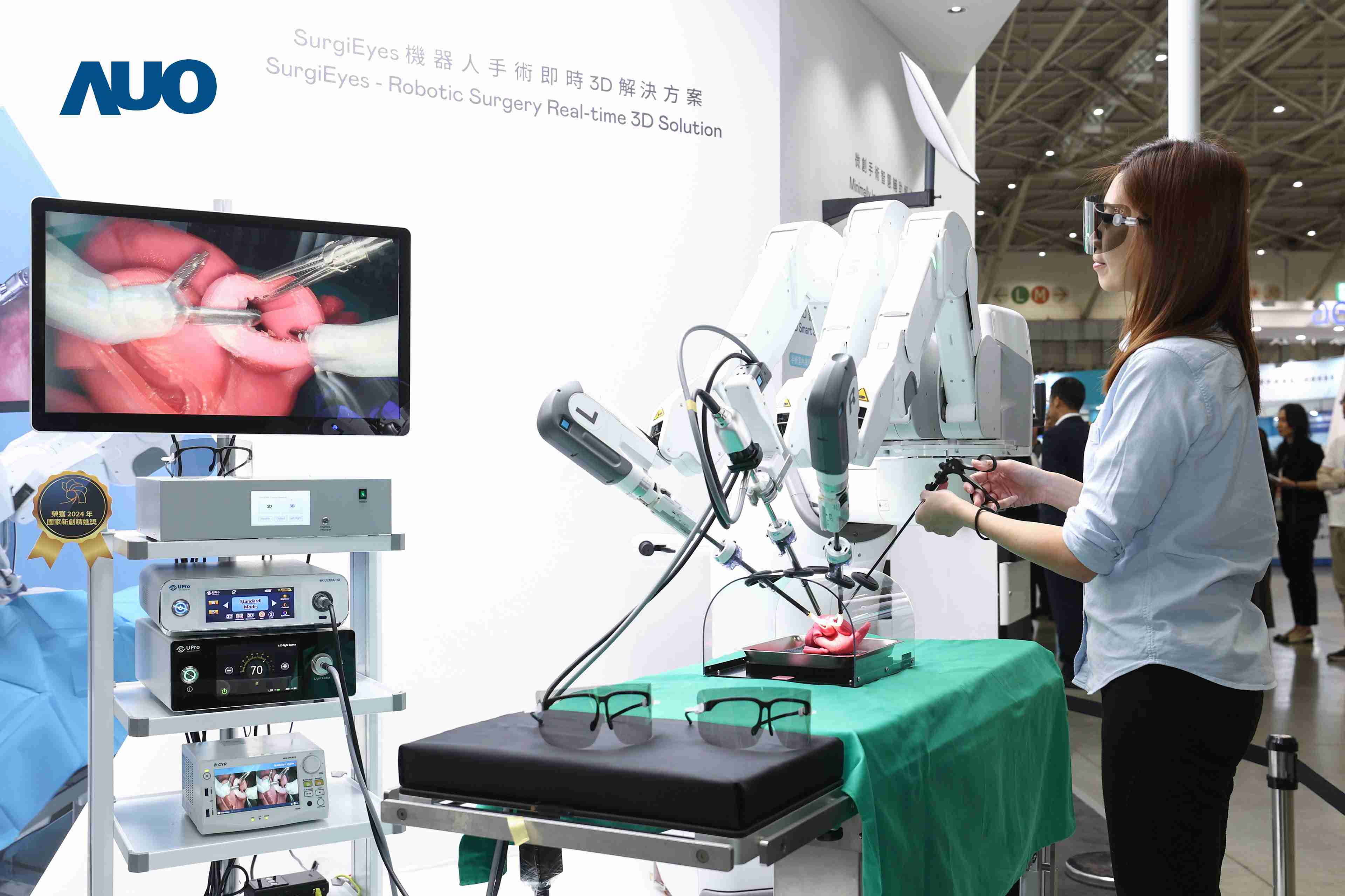 达擎以领先的3D显示技术推出〝SurgiEyes机器人手术实时3D解决方案〞，，，，整合先进3D图像处理与独家3D垂直宽视角、、广色域的显示技术，，，手术团队可实时同步主刀医师视角看到清晰3D影像，，，提升沟通效率与安全性。。。