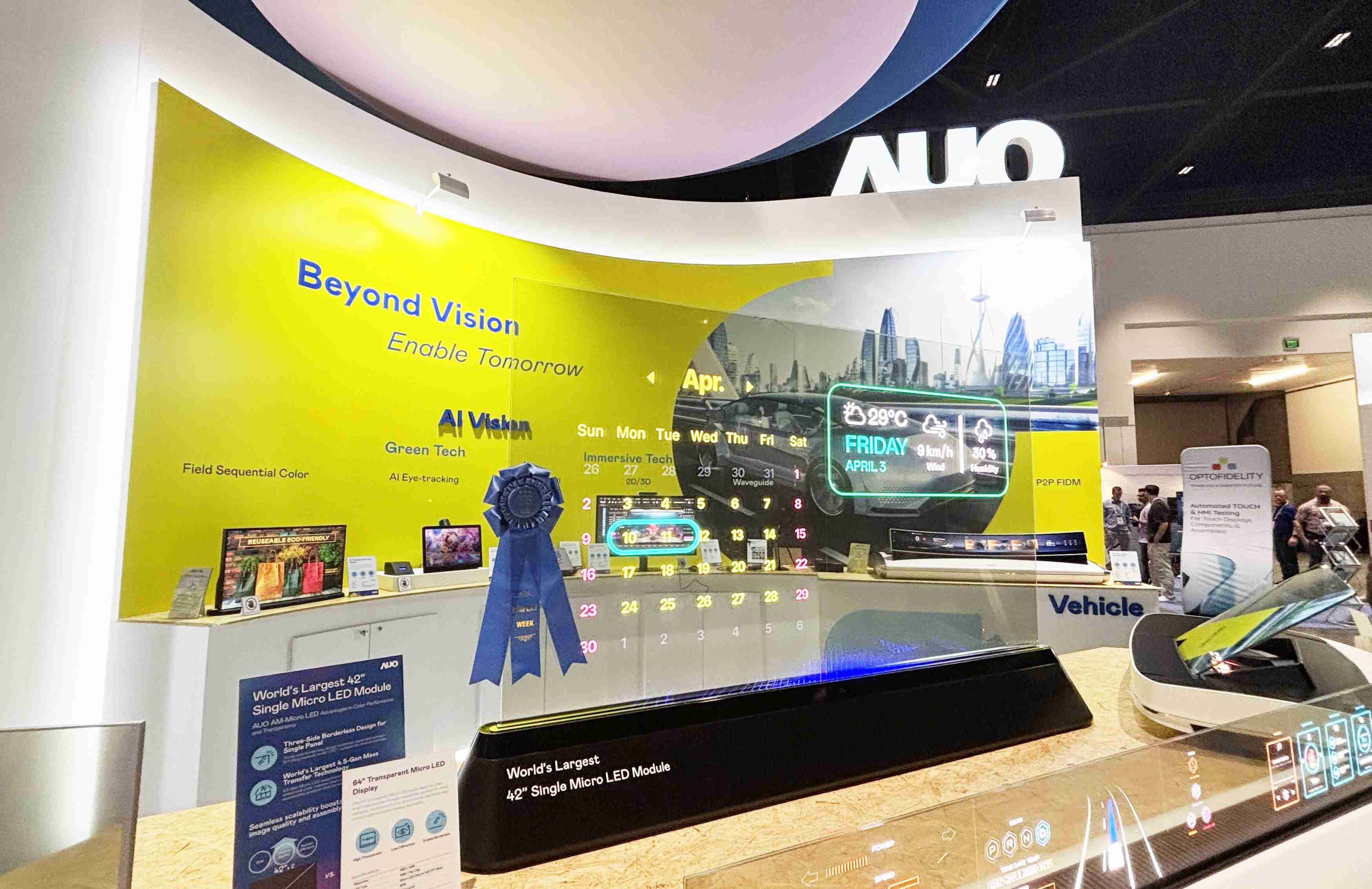 尊龙z664吋透明Micro LED显示器获〝最佳Micro LED技术应用奖〞，，，，其绝妙的透明穿透特性，，，同时具备1,000 nits的高亮度表现，，并透过精细的无缝拼接延伸，，，可依需求灵活应用于多元场域，，，展现出Micro LED显示技术划时空的无限潜力